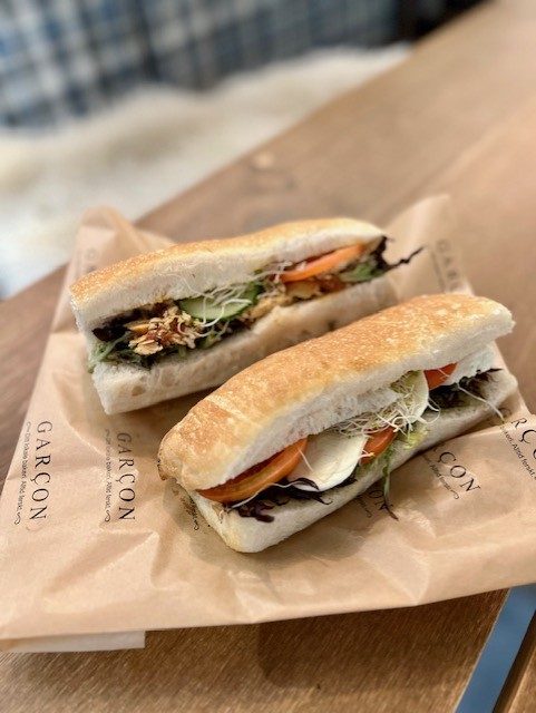 Focaccia med Mozzarella, pesto & Tomat