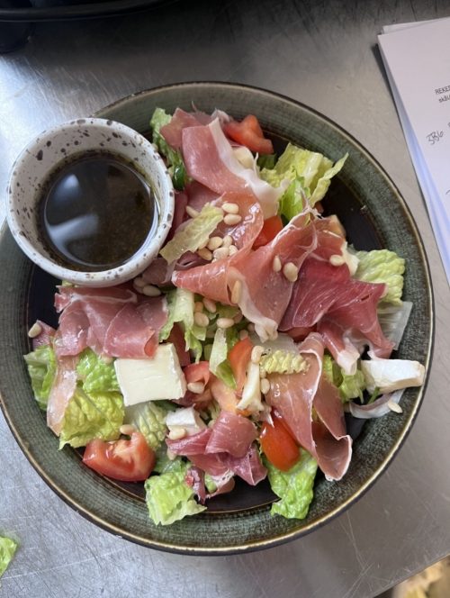 Salat med brie og spekeskinke