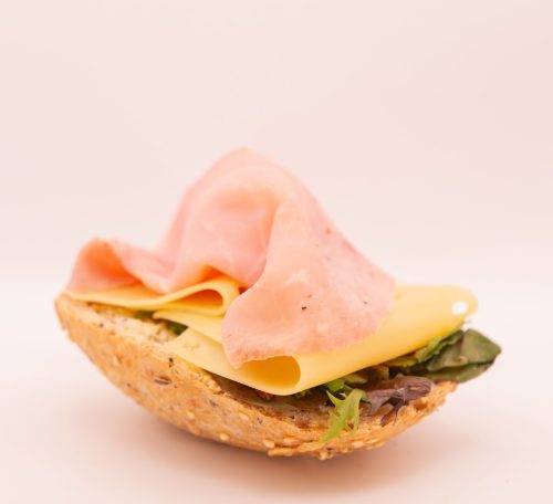 Halvt rundstykke påsmurt