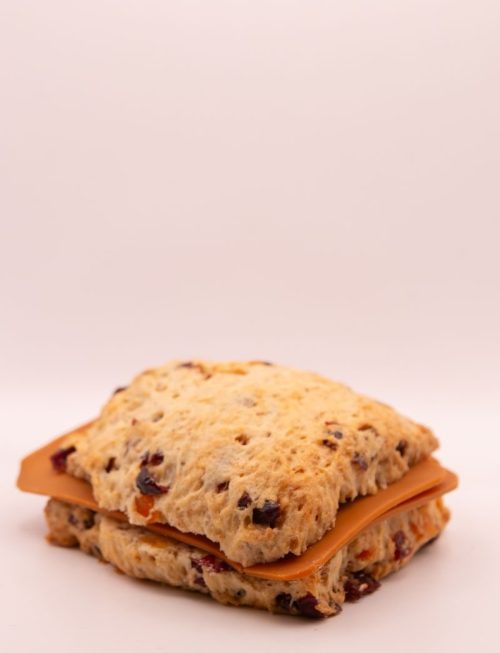 Scone m/ brunost ( med topp)