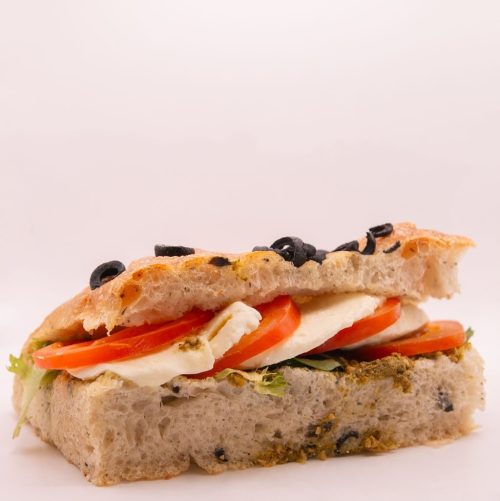 Focaccia med Mozzarella, pesto & Tomat