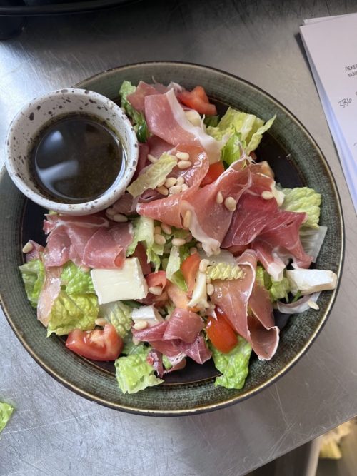 Salat med brie og spekeskinke